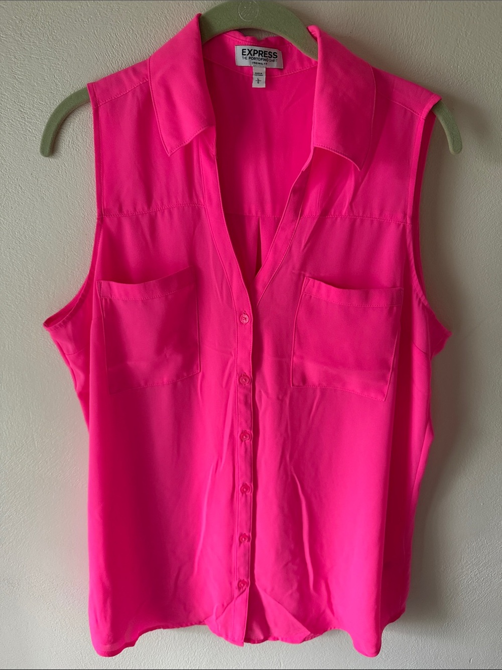 Express women’s sleeveless blouse
Size L
Color:hot pink